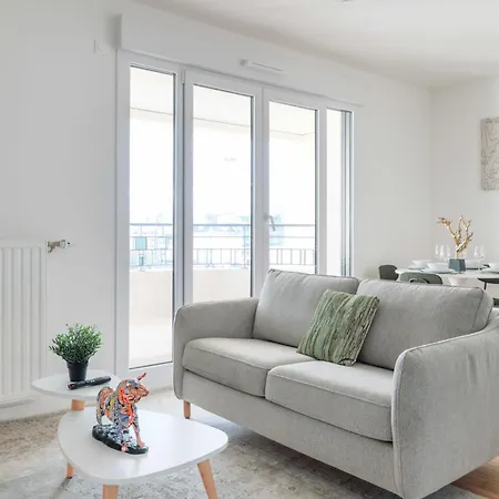 Апартаменты Cosy Bright With Balcony Gateway To Paris