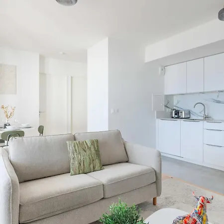 Cosy Bright With Balcony Gateway To Paris Апартаменты *